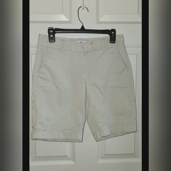 Vineyard Vines Khaki Long Shorts Size 2 - Picture 1 of 7